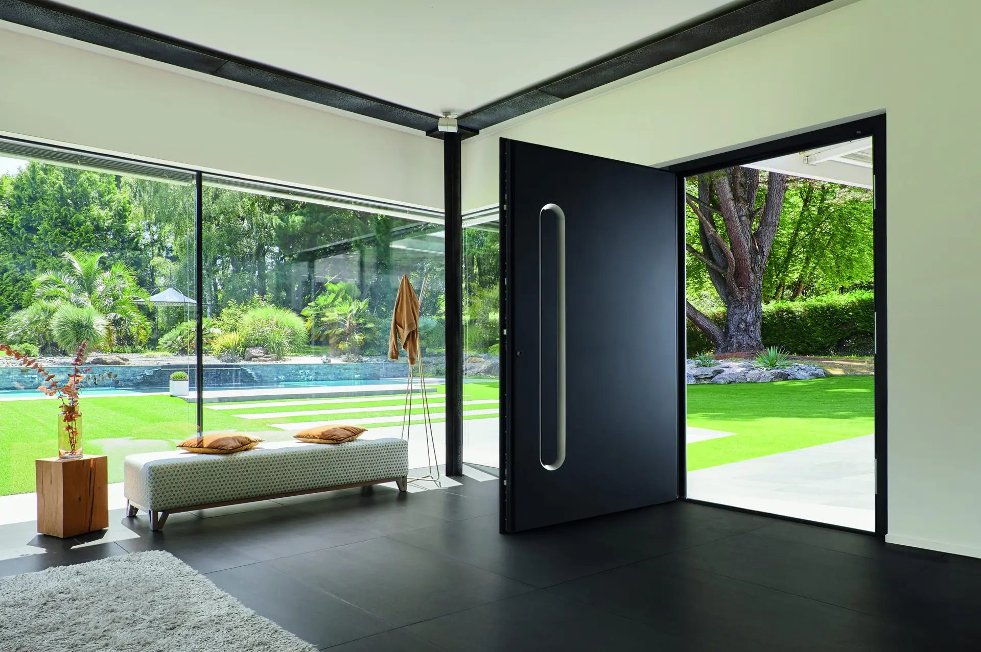 Porte d'entr&eacute;e aluminium noir design